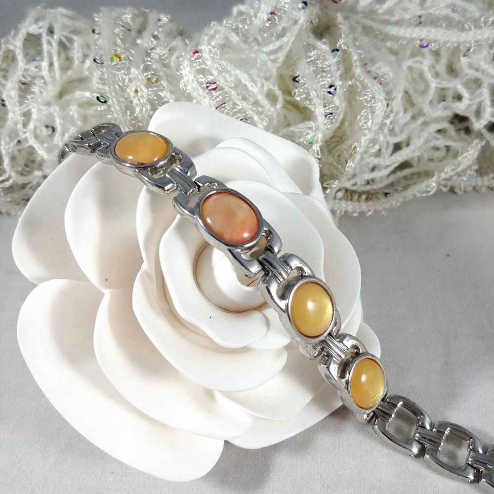 Linked bracelet metal with Amber colored resin